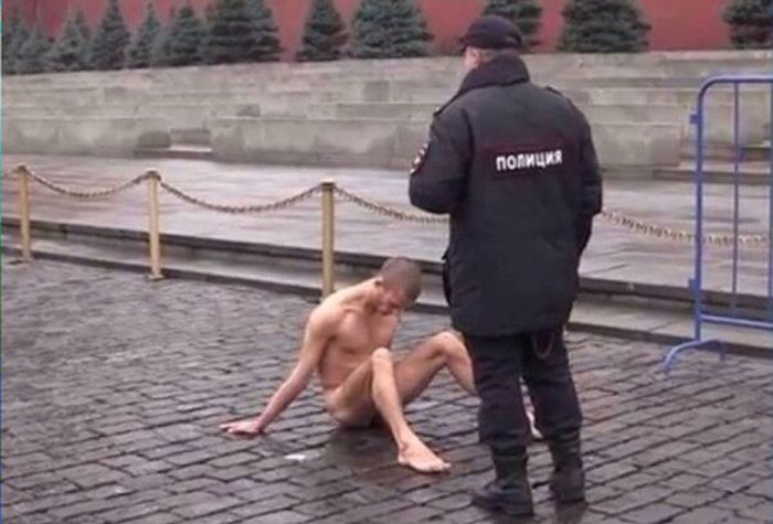 Художник прибил свои гениталии к брусчатке Красной площади (9 фото + видео)