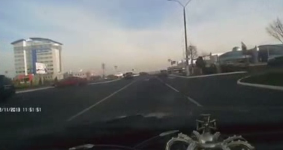 Дрифт на повороте закончился неожиданной аварией