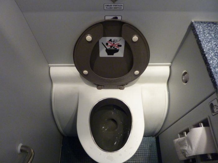 Контрабанда в туалете самолета (5 фото)