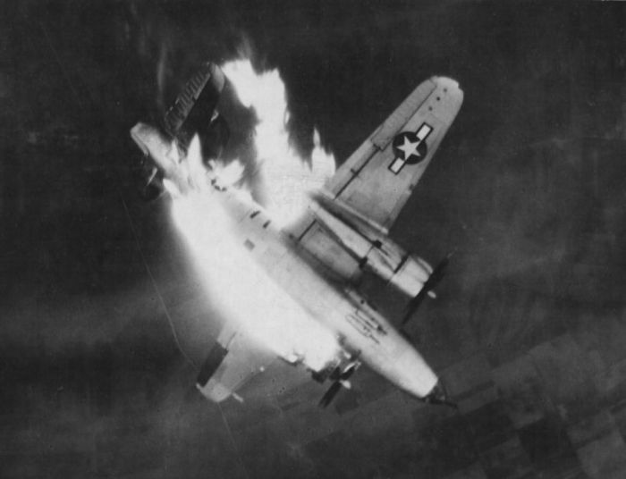 Архивные фотографии подбитых самолетов (24 фото)