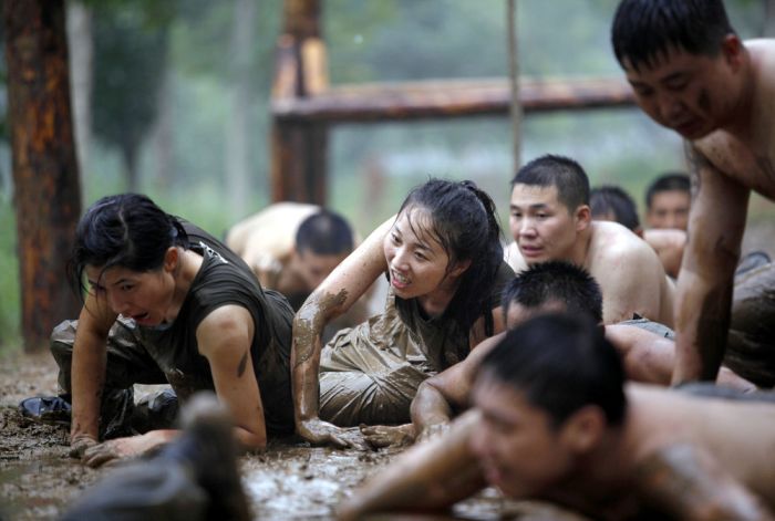 Подготовка китайских девушек к работе элитными телохранителями (11 фото)