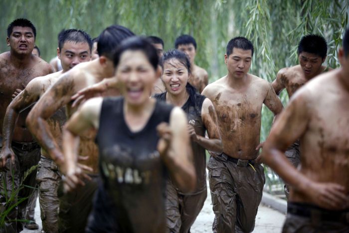 Подготовка китайских девушек к работе элитными телохранителями (11 фото)