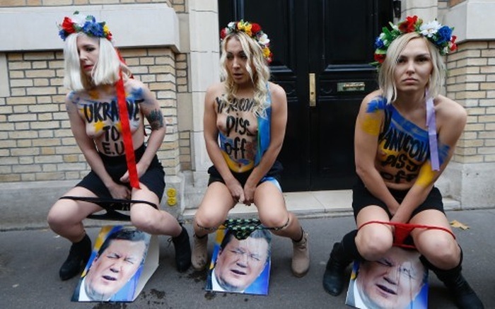 Femen помочились на портрет президента Украины (4 фото + видео)