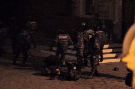 Спецотряд Беркут избивает участников протеста возле Администрации президента Украины