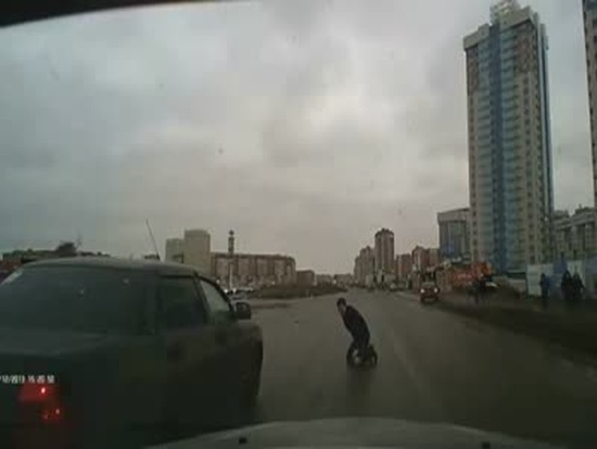 Пешеход чудом остался жив в серьезной аварии