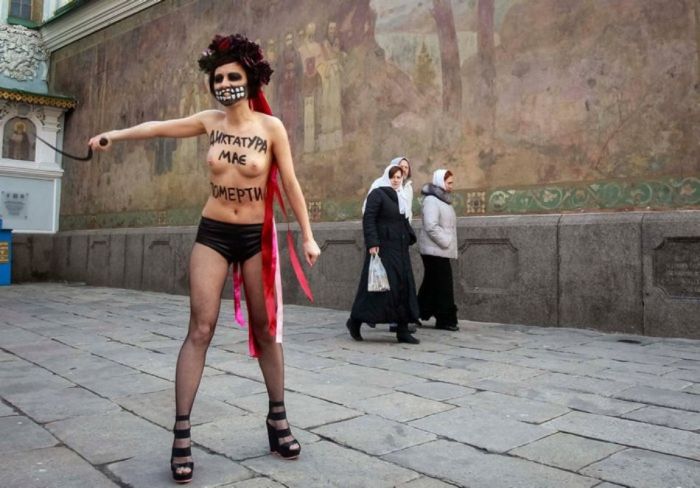 Топ-10 акций гологрудых активисток Femen за последнее время (11 фото)