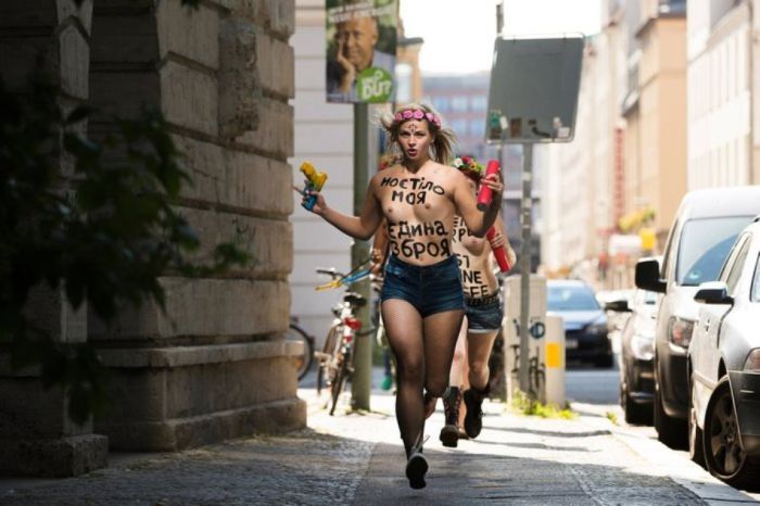 Топ-10 акций гологрудых активисток Femen за последнее время (11 фото)