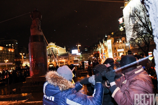 Участники "Евромайдана" снесли памятник Ленину в центре Киева (15 фото + видео)