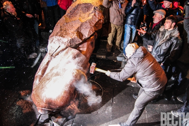 Участники "Евромайдана" снесли памятник Ленину в центре Киева (15 фото + видео)