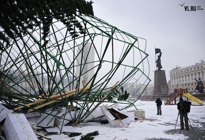 Падение главной городской ёлки во Владивостоке (18 фото + видео)