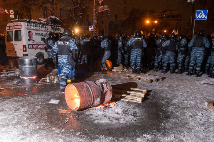 В Киеве начался разгон Майдана (прямая трансляция + 38 фото)