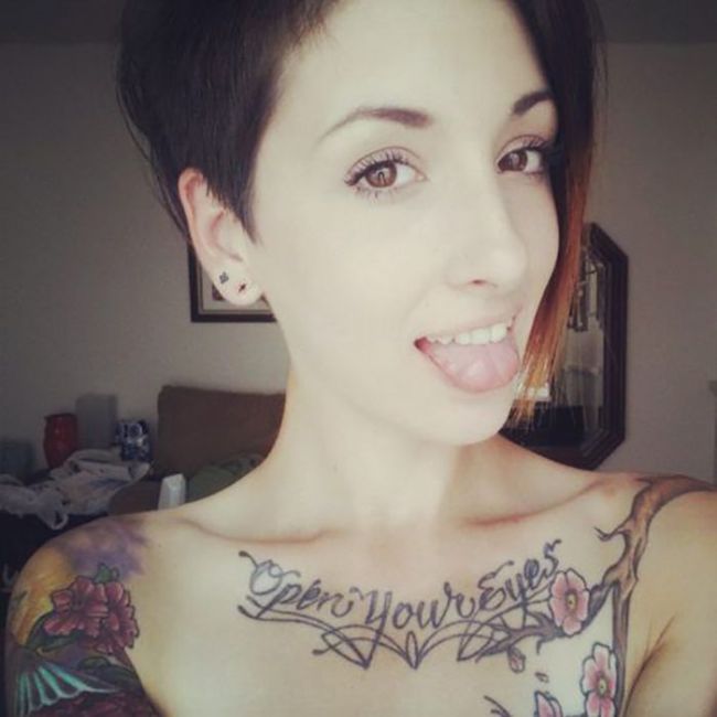 Красивые девушки с татуировками (40 фото)