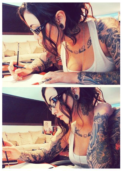 Красивые девушки с татуировками (40 фото)