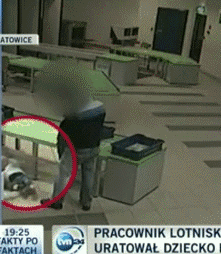 Сотрудник аэропорта спас грудного ребенка (2 гифки + видео)