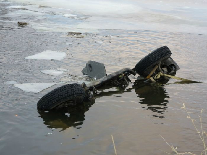 Опасный поворот и спасение пассажиров внедорожника из замерзшей реки (26 фото)
