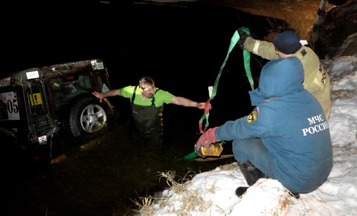 Опасный поворот и спасение пассажиров внедорожника из замерзшей реки (26 фото)