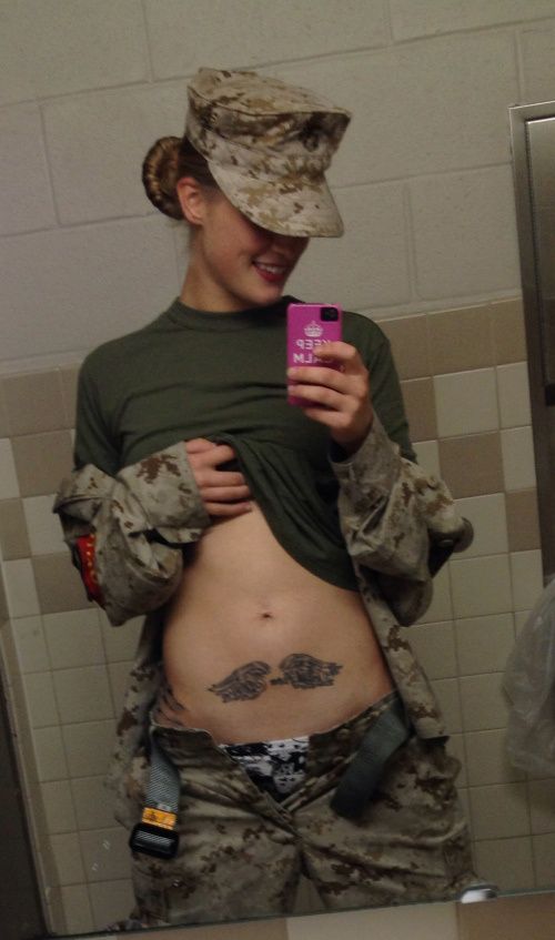 Девушки в военной форме (23 фото)