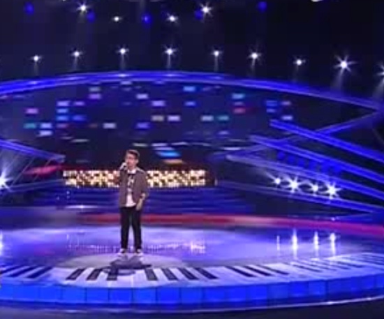 10-летний парнишка исполняет легендарную песню группы &quot;Queen&quot;