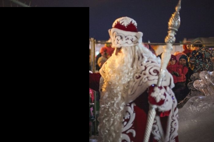 Необычная встреча Деда Мороза с детьми в Самаре (4 фото)