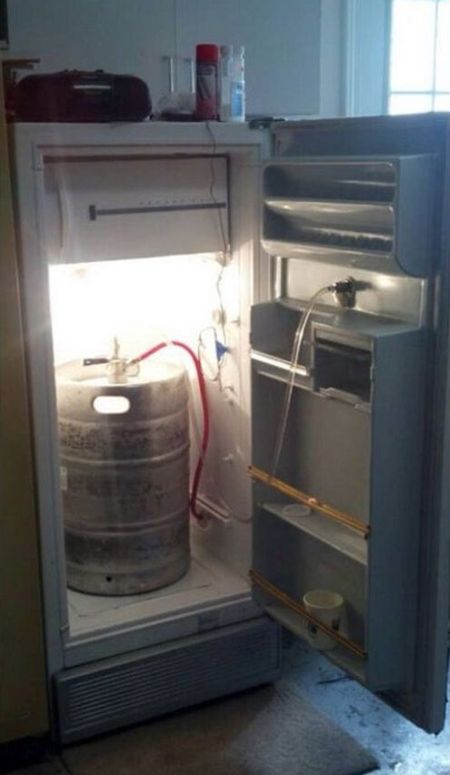 "Мужской гаджет" из старого холодильника (2 фото)