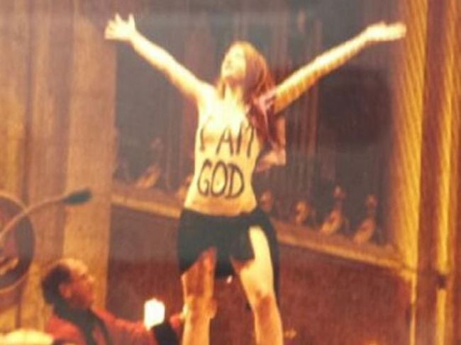 Активистка Femen разделась на алтаре Кельнского собора (2 фото + видео)