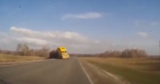 Нарезка самых опасных и жутких аварий грузовиков и фур