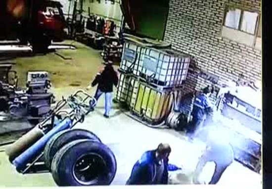 Жесткое завершение рабочего дня на СТО