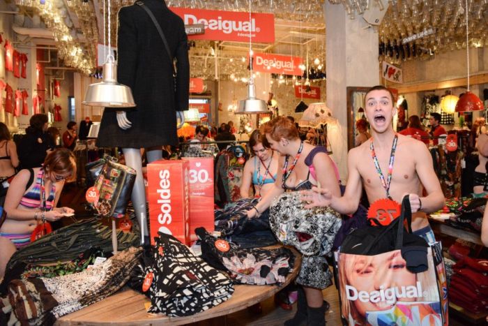 Необычная акция в бельгийском магазине одежды (24 фото + видео)