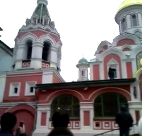 Мусульманин залез на крышу Казанского собора, чтобы помолиться