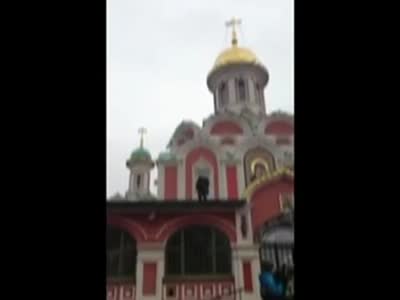 Мусульманин залез на крышу Казанского собора, чтобы помолиться (3.6 мб)