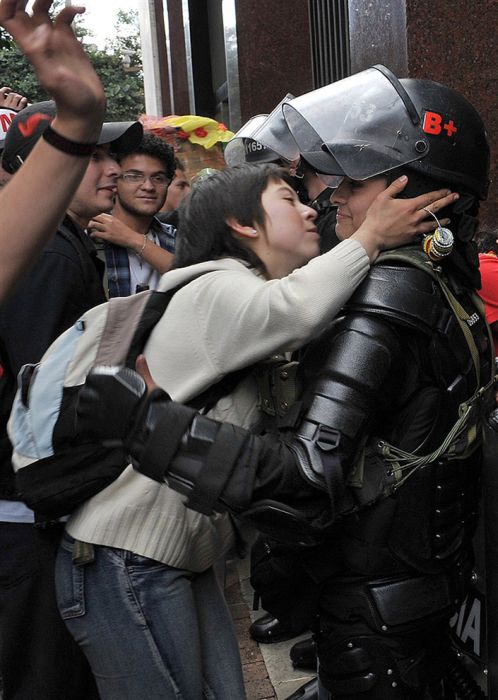 Проявление сочувствия и сострадания во время акций протеста (30 фото)