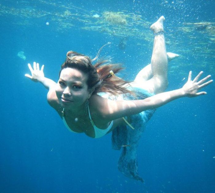 Оригинальные снимки девушек под водой (55 фото)
