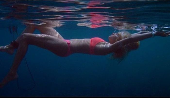 Оригинальные снимки девушек под водой (55 фото)