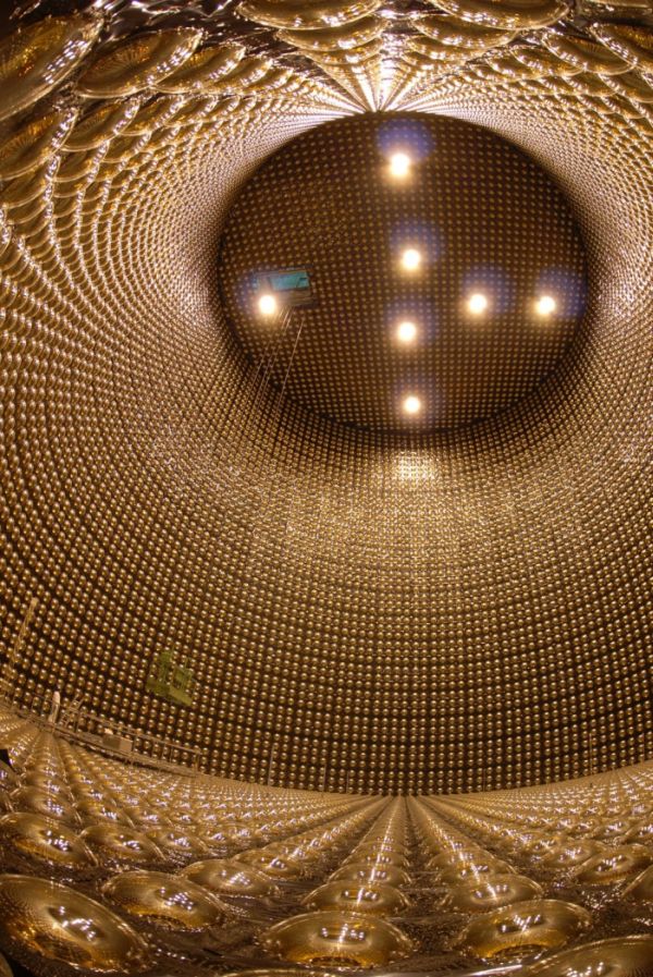 Уникальный детектор нейтринов, расположенный на глубине в 1 километр (22 фото)