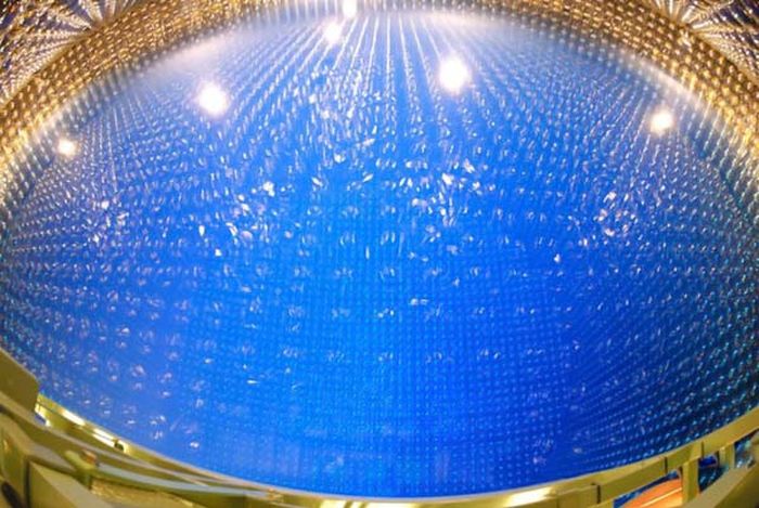 Уникальный детектор нейтринов, расположенный на глубине в 1 километр (22 фото)