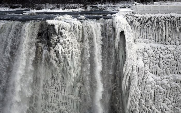 Из-за аномальных морозов в Америке замерз Ниагарский водопад (5 фото)