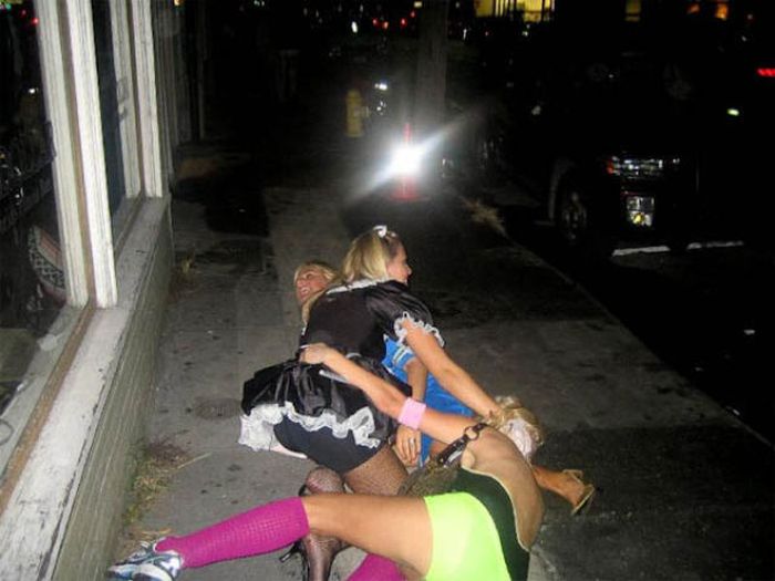 Пьяные девушки отрываются на полную катушку (56 фото)