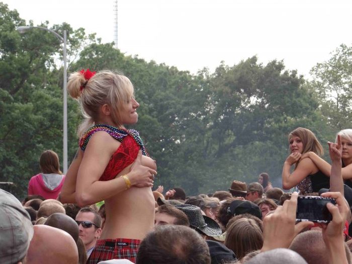 Девушки показывают грудь на фестивалях (30 фото)