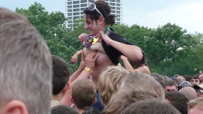 Девушки показывают грудь на фестивалях (30 фото)