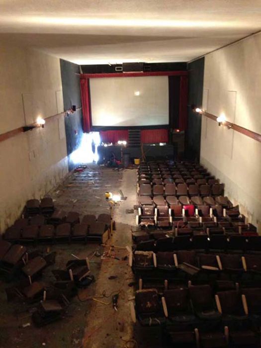 Заброшенный кинотеатр для взрослых (11 фото)