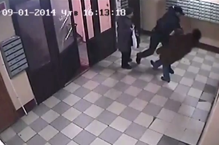 Жестокий разбой и ограбление в Санкт-Петербурге, заснятый камерой видеонаблюдения (11.4 мб)