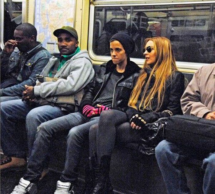 Знаменитости и известные люди в метро (35 фото)