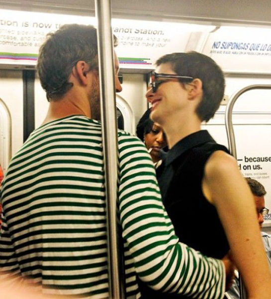 Знаменитости и известные люди в метро (35 фото)