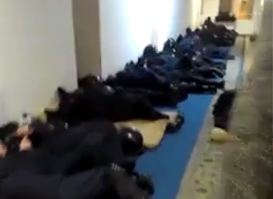 Сотрудники милиции спят штабелями в корридоре Секретариата Кабинета Министров Украины