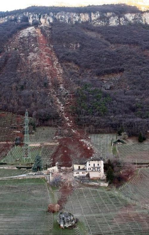 Огромный камень обрушился на ферму в Италии (6 фото)