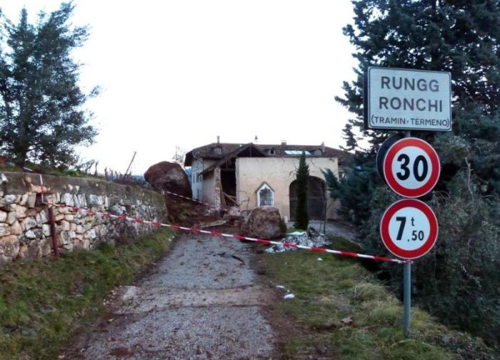 Огромный камень обрушился на ферму в Италии (6 фото)