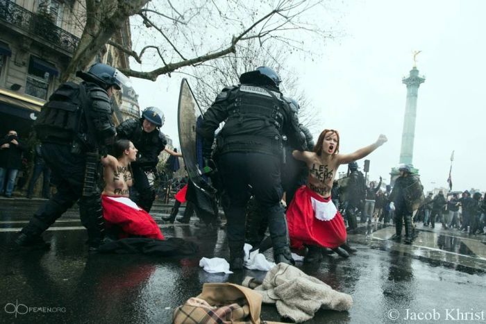 Акция FEMEN против однополых браков (10 фото)