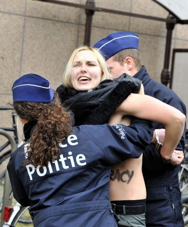 Как FEMEN на Путина нападали (16 фото)