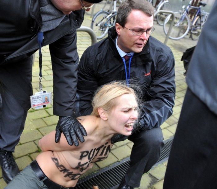 Как FEMEN на Путина нападали (16 фото)