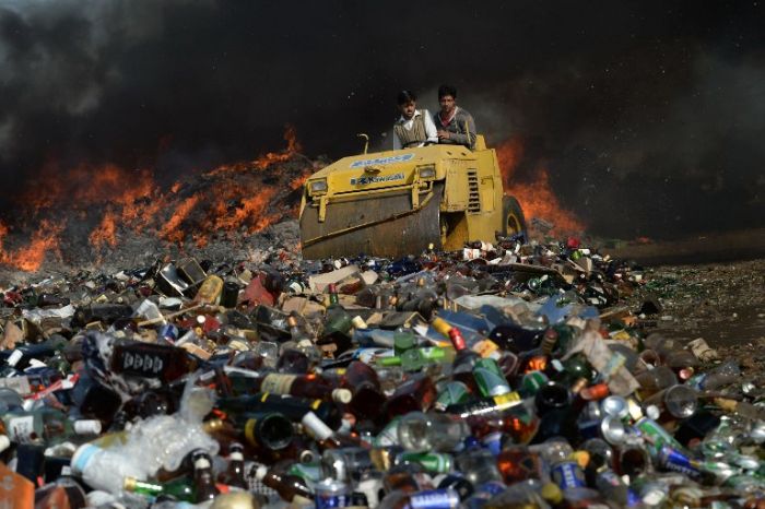 Церемония уничтожения запрещённых вещей в Пакистане (13 фото)